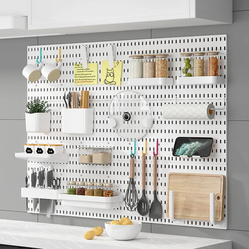 Διάτρητος Πίνακας Οργάνωσης Τοίχου Pegboard – DIY Σύστημα Αποθήκευσης με Ράφια & Αξεσουάρ για Κουζίνα, Μπάνιο, Γραφείο & Gaming Room