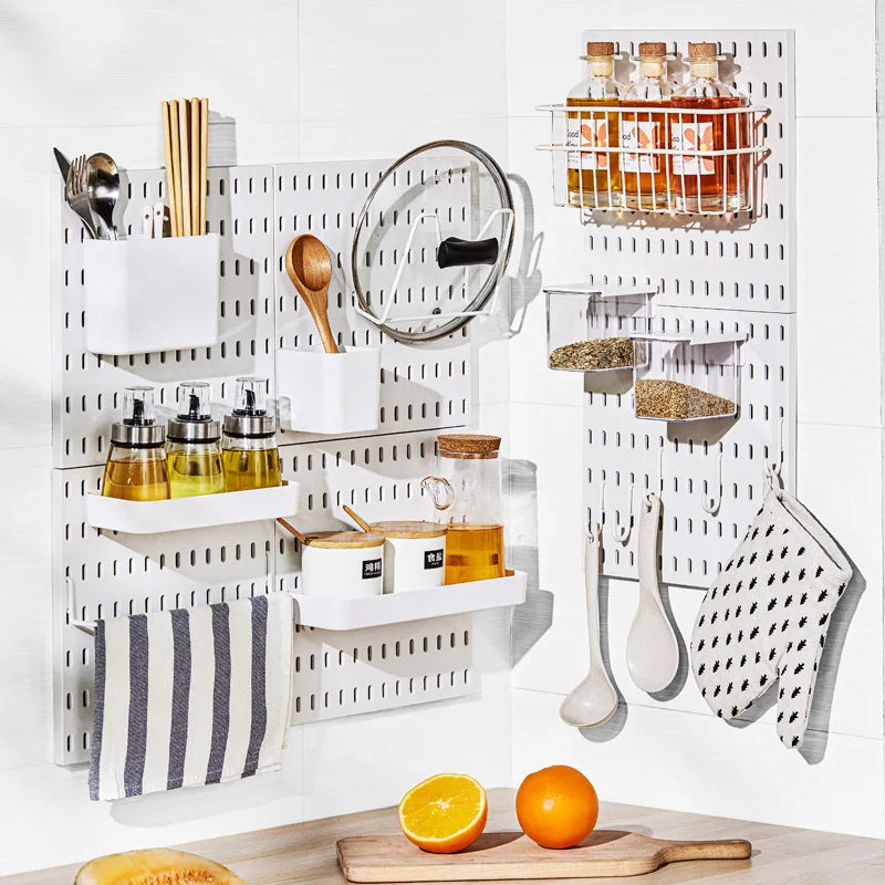 Διάτρητος Πίνακας Οργάνωσης Τοίχου Pegboard – DIY Σύστημα Αποθήκευσης με Ράφια & Αξεσουάρ για Κουζίνα, Μπάνιο, Γραφείο & Gaming Room