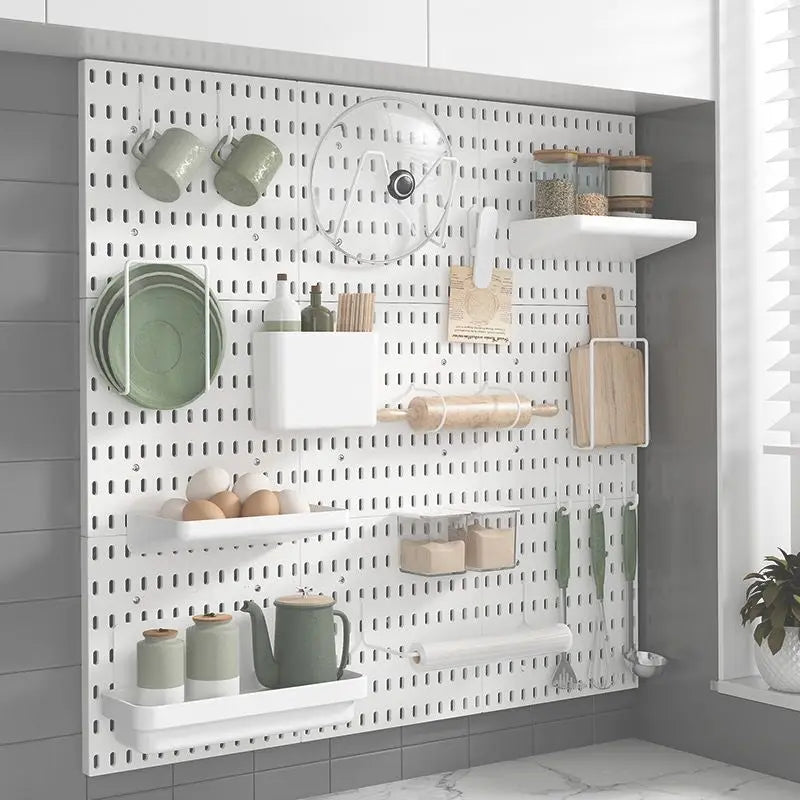 Διάτρητος Πίνακας Οργάνωσης Τοίχου Pegboard – DIY Σύστημα Αποθήκευσης με Ράφια & Αξεσουάρ για Κουζίνα, Μπάνιο, Γραφείο & Gaming Room